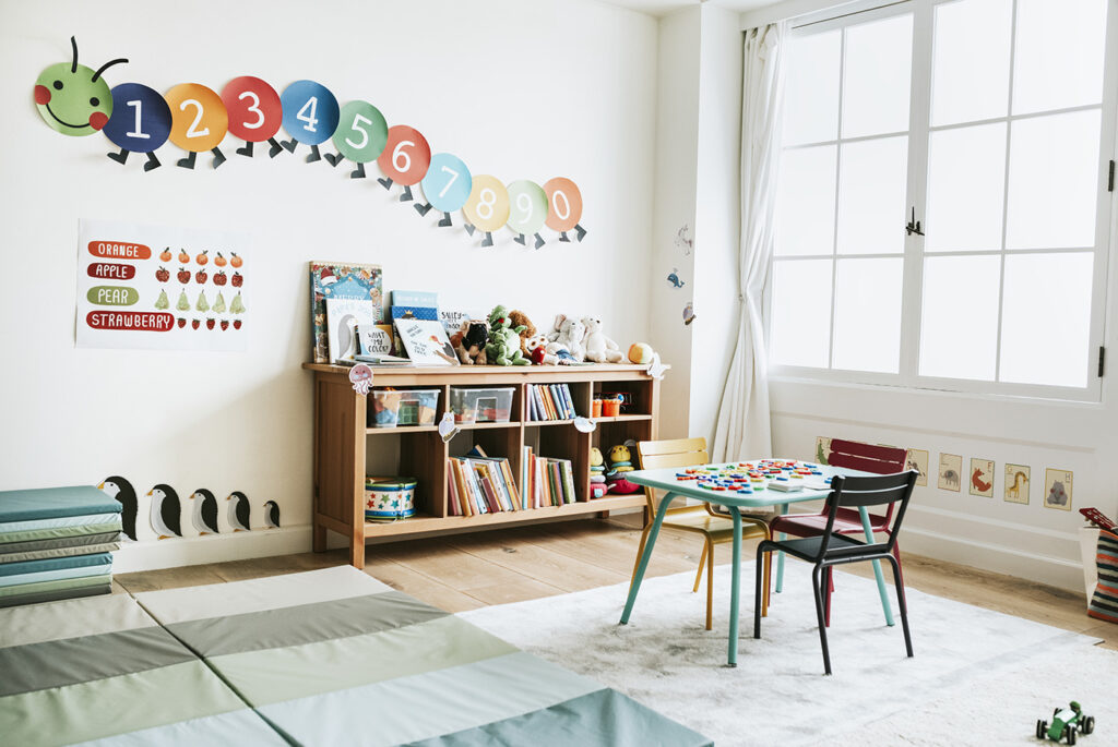 Crèche avec des jouets pour enfant - Petite enfance