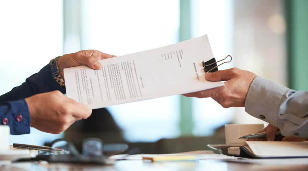 Une personne donnant un fichier à une deuxième personne - Accueil