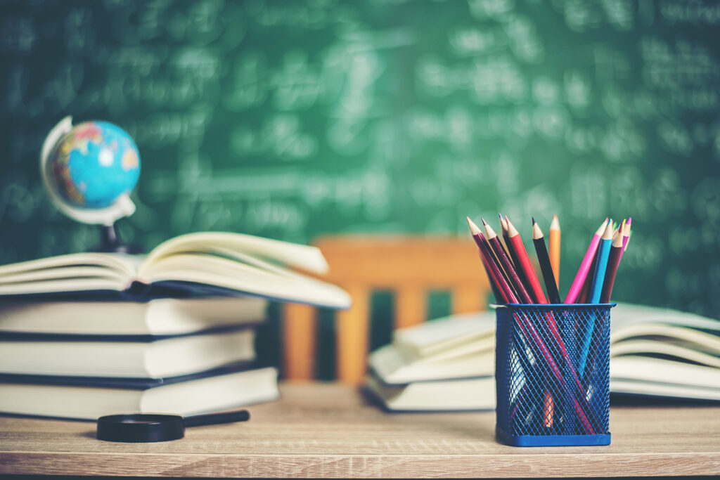 Salle de classe, pot de crayon de couleur et pile de livre - Enseignement privé hors contrat