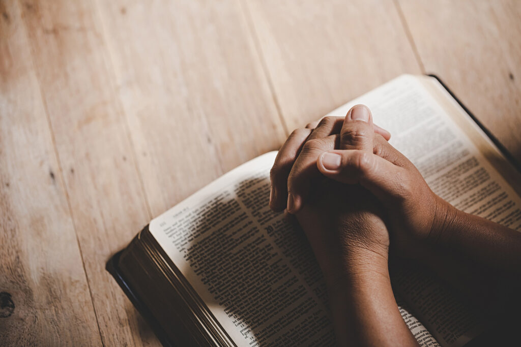 Personne joignant les mains au dessus de la bible - Congrégations et tutelles